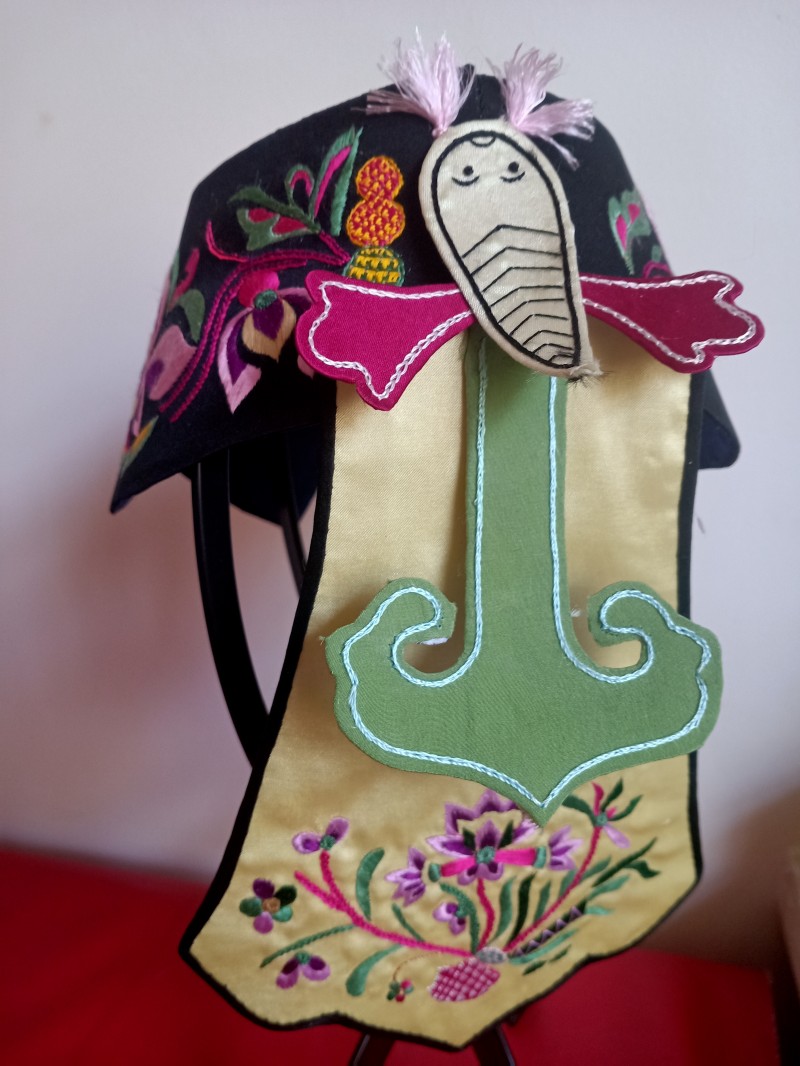 黑缎地平绣花卉纹帽圈1